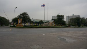 在酒店大门口，随处可见的国王画像。据说国王很亲民，而国家领袖则由政治党的领队负责，所以有些国家领袖是很无能的。由此我可以猜测到红衫军和黄衫军的各自斗争理有了。