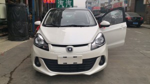 2014奔奔白色1.4L手动天窗版。