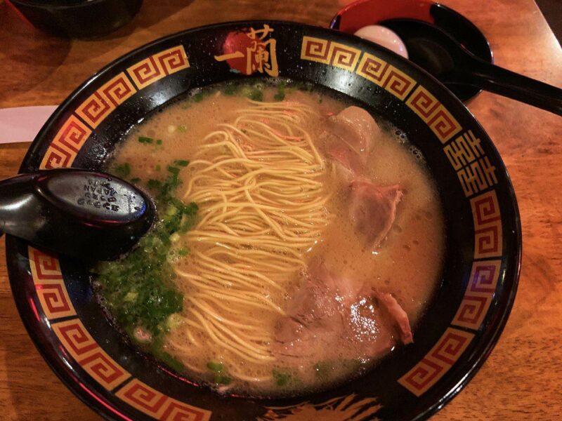 我也不知道拉面本身有啥，怕晚上吃不完，没有加什么。面选的硬度，这样泡久一点也依然好吃哦