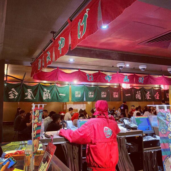 夜里AM1点店里人气很高，排队才有的吃